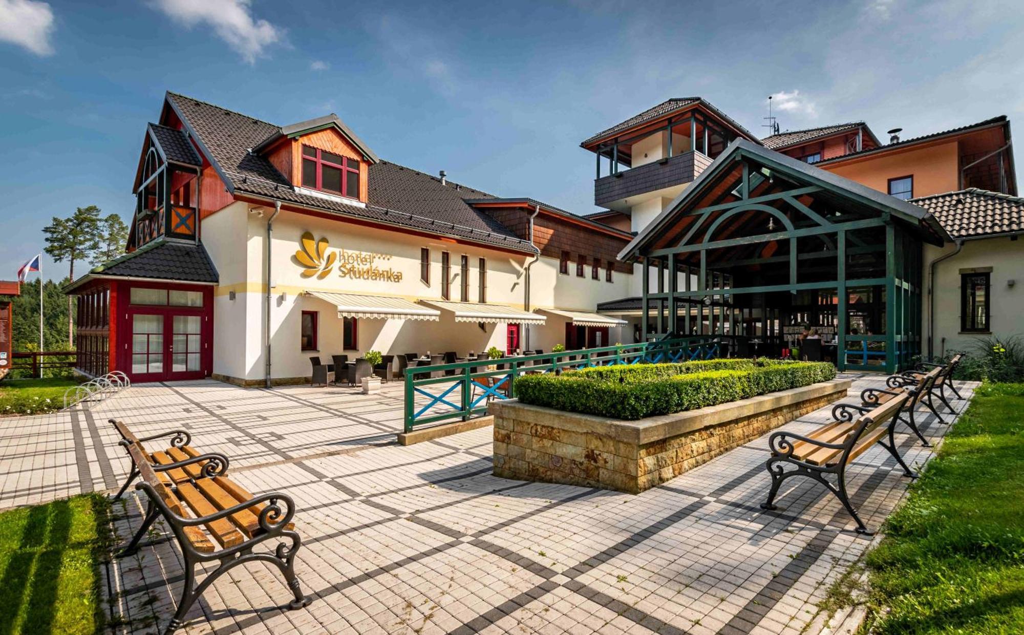 Hotel Studanka Рихнов-над-Кнежноу Экстерьер фото