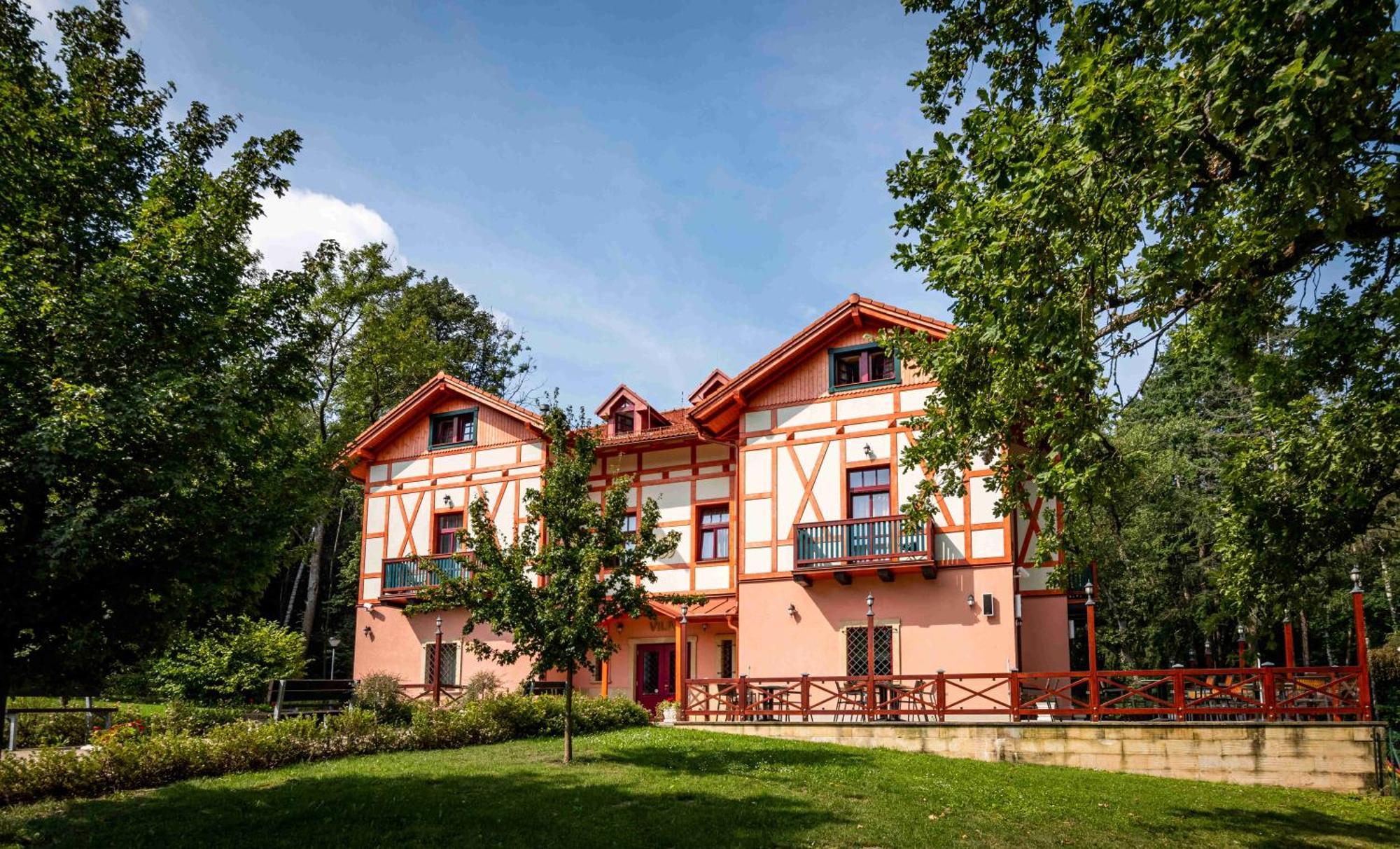 Hotel Studanka Рихнов-над-Кнежноу Экстерьер фото